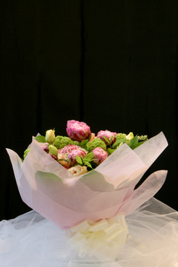 芍薬のハンドタイドブーケ　Paeonia Lactiflora hand-tied bouquet