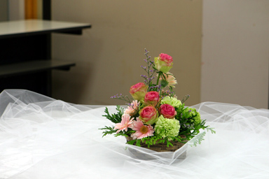 Flower gift arrangement 5月のバラと季節の花のギフトアレンジメント