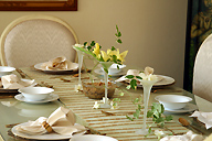 テーブルのお花　フラワーアレンジメントとテーブルセッティング