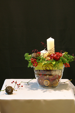 木の実とカラーワイヤーのクリスマスアレンジメント　